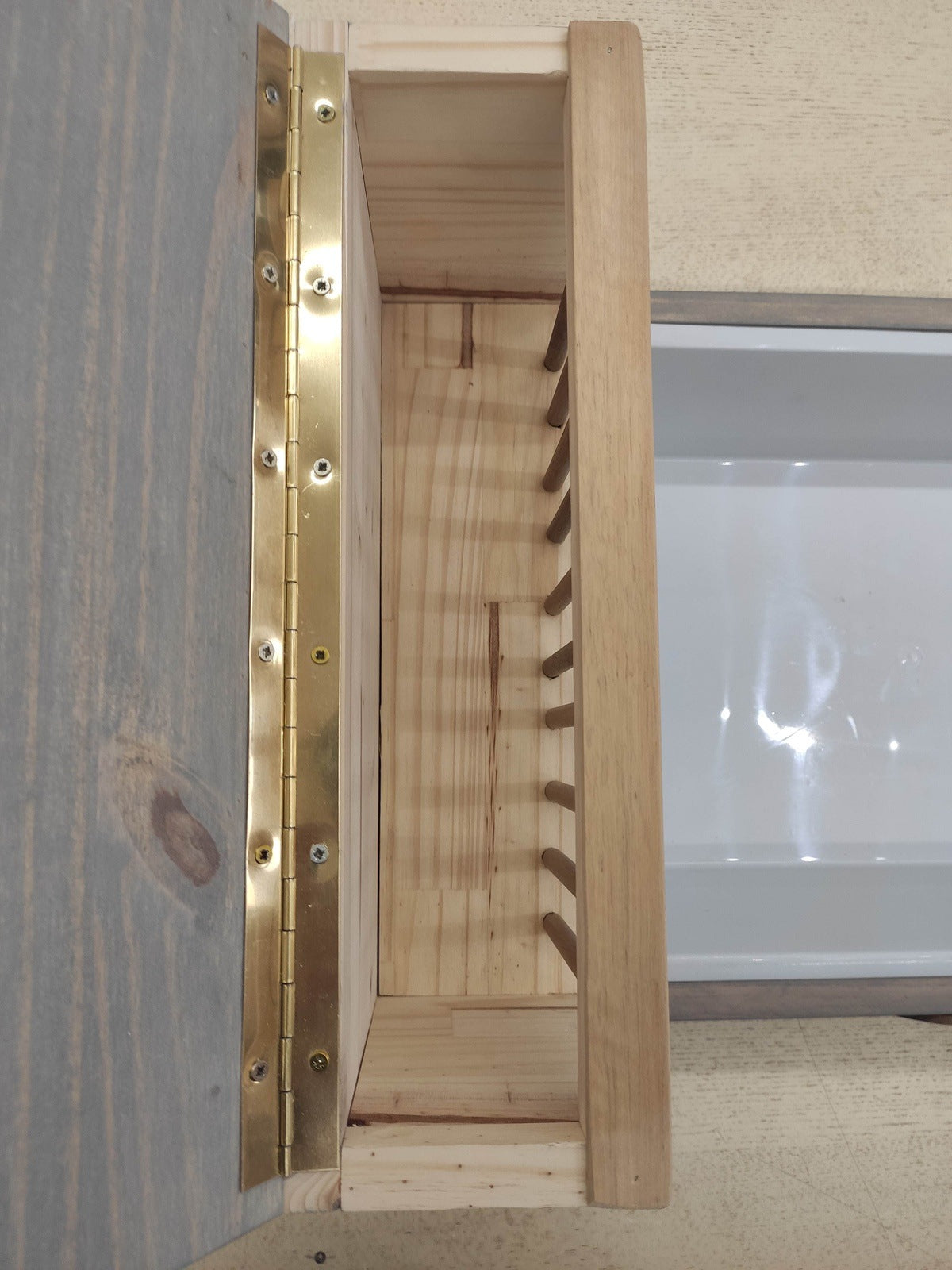 Lettiera mangiatoia fieno per conigli, legno massello con sagoma nuvola personalizzata, vasca in plastica riciclabile, contenitore fieno in legno con tondini legno e apertura dall'alto, colore nuvola
