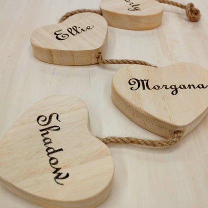 Sagoma Cuore in legno massello con incisione nome.