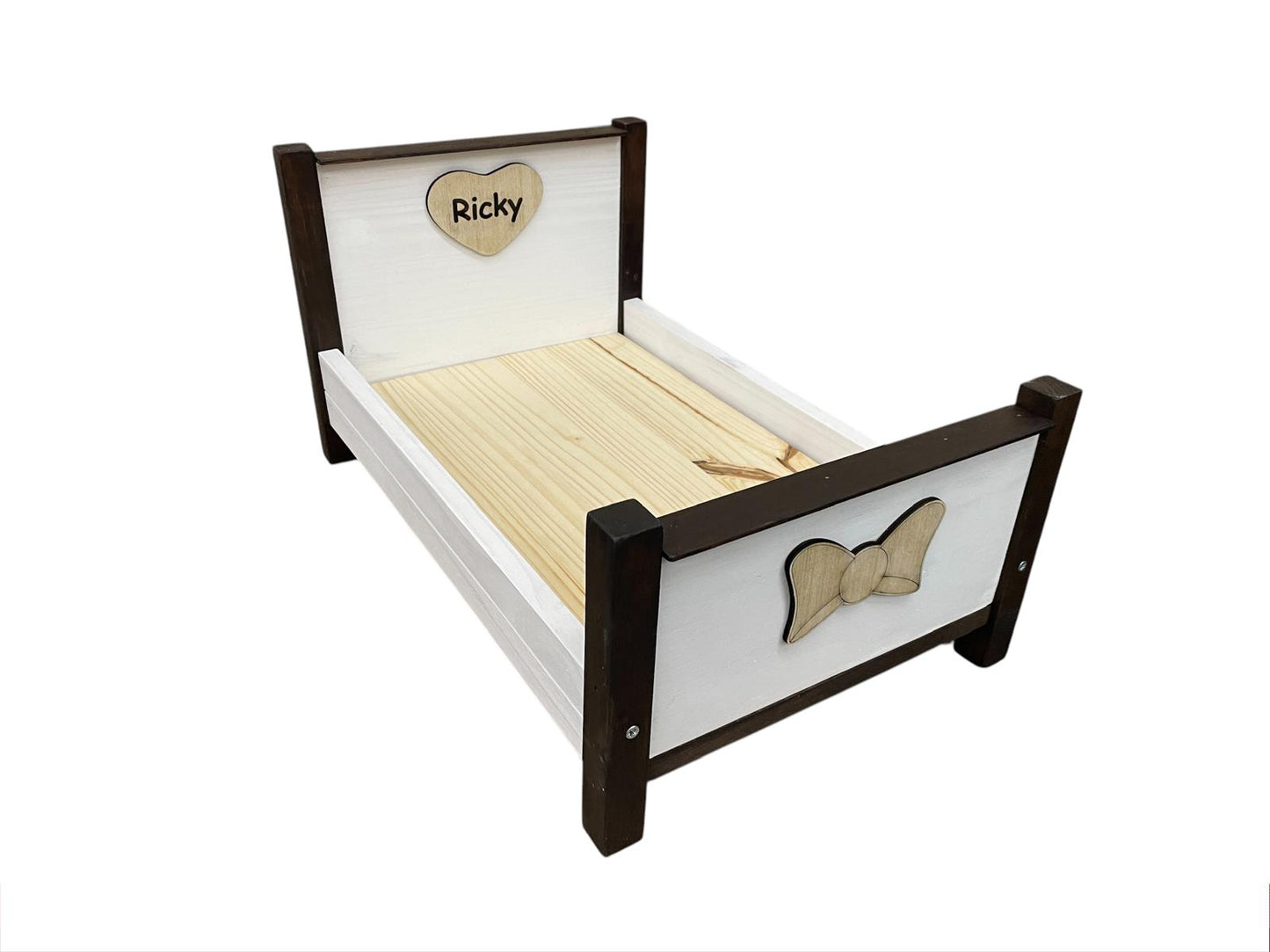 Letto in legno massello con incisione laser