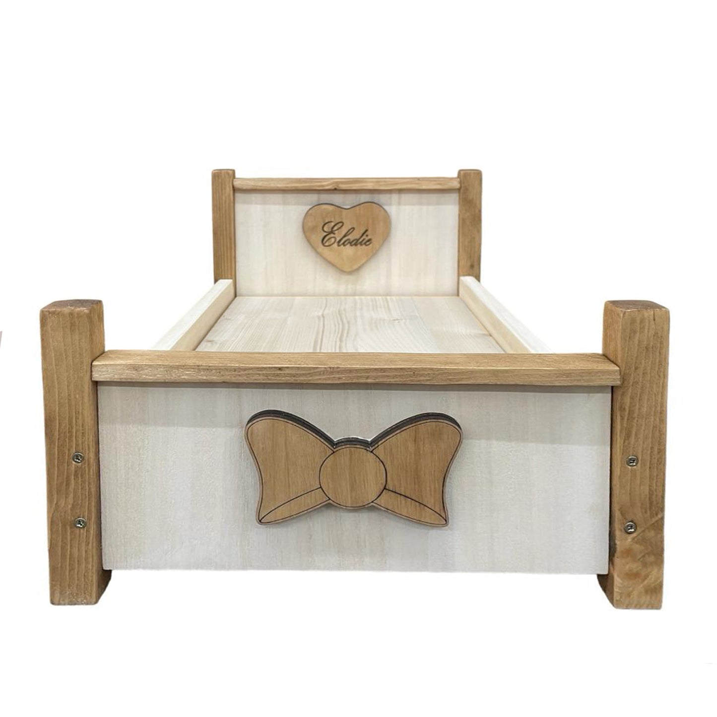 Letto in legno massello con incisione laser